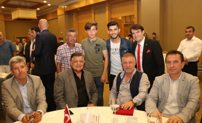 Futbolun efsaneleri iftarda bir araya geldi