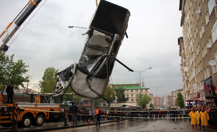 Göçüğün yuttuğu araç çıkarıldı, vatandaşlar tahliye edildi