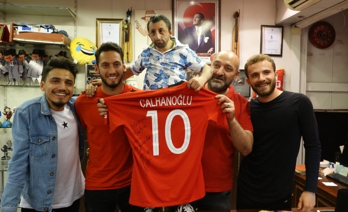 Hakan Çalhanoğlu iftarını ’Köksal Baba’yla yaptı