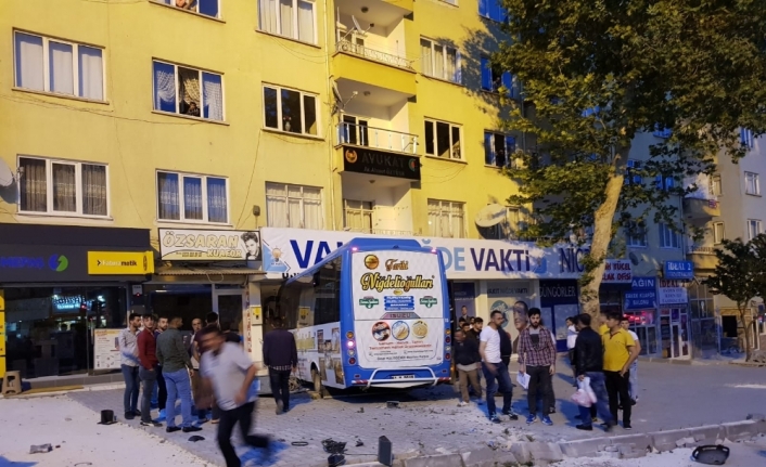 Halk otobüsü seçim bürosuna daldı: 2 yaralı