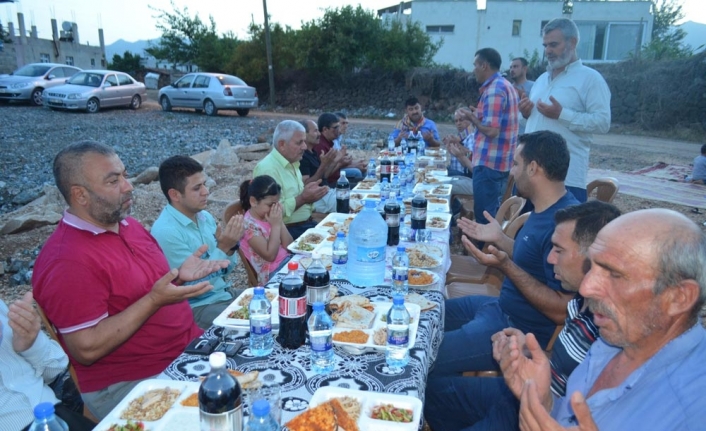 Her gün bir hane bütün köye iftar veriyor