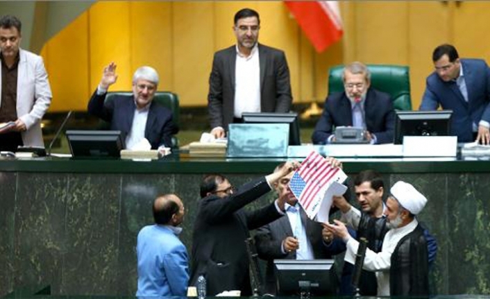 İran Meclisi’nde ABD bayrağı yakıldı