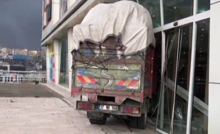 İstanbul’da freni patlayan kamyonet AVM’ye daldı