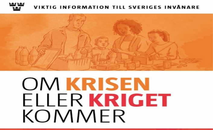İsveçlilere ’Kriz veya Savaş Çıkarsa’ kitabı dağıtılıyor