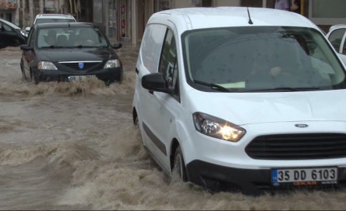 İzmir’de ev ve iş yerlerini su bastı