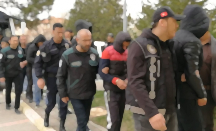İzmir’de FETÖ’den 96 kişiye gözaltı kararı