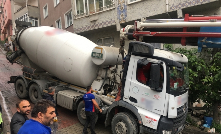 Kağıthane’de beton mikseri evin duvarına çarptı