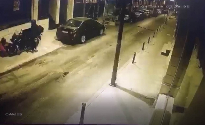 Kasklı motosiklet hırsızları kamerada
