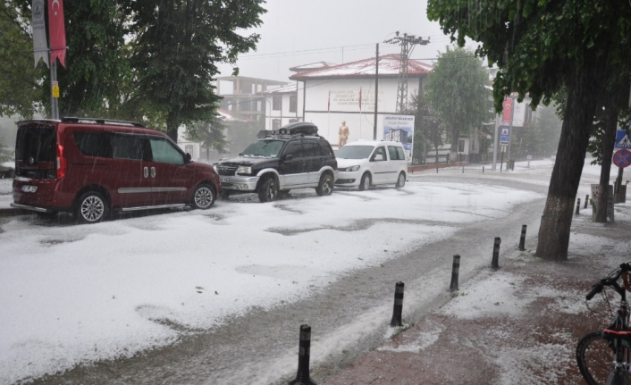 Kastamonu’ya 15 dakika süren dolu yağışı kenti beyaza bürüdü