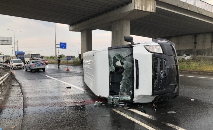 Köprü ayağına çarpan kamyonet devrildi: 1 ölü, 2 yaralı