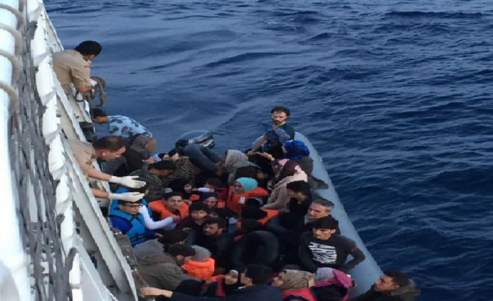Lastik botlarda 103 kaçak göçmen yakalandı