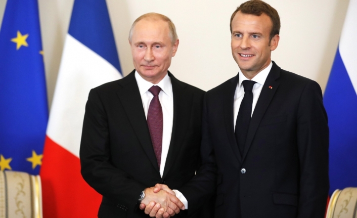 Macron ve Putin bir araya geldi