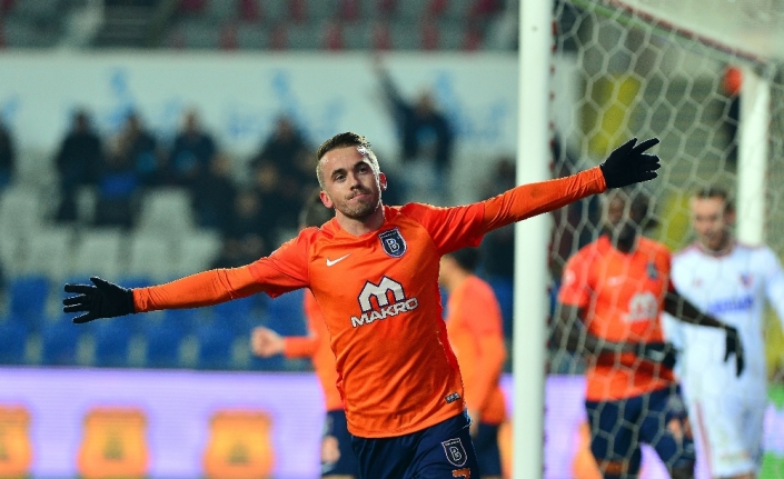 M.Başakşehir’i Visca ve Adebayor sırtladı