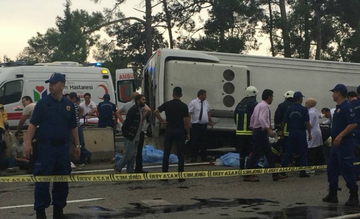Minibüs otel servisine çarptı: 3 ölü, 11 yaralı