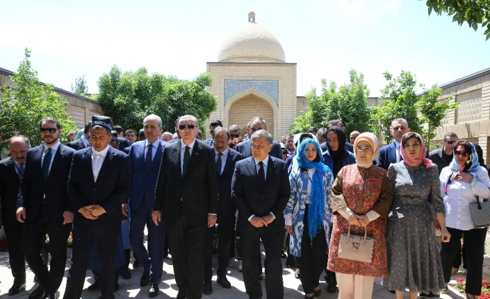 Nakşibendi Hazretlerinin türbesini ziyaret etti