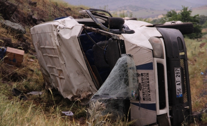 Öğrenci servisi devrildi: 2’si ağır 14 yaralı