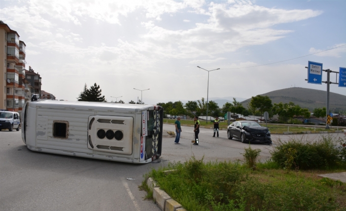 Öğrenci servisi ile otomobil çarpıştı: 7 yaralı