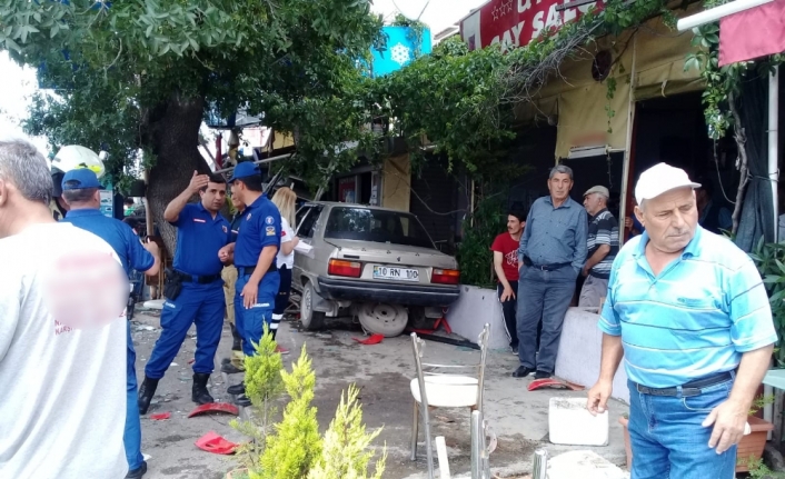 Otomobil kahvehaneye girdi: 1 ölü