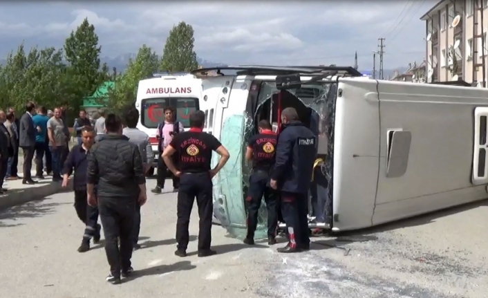 Otomobille halk otobüsü çarpıştı: 10 yaralı