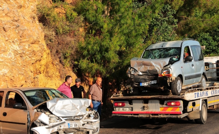 Otomobiller kafa kafaya çarpıştı: 5 yaralı