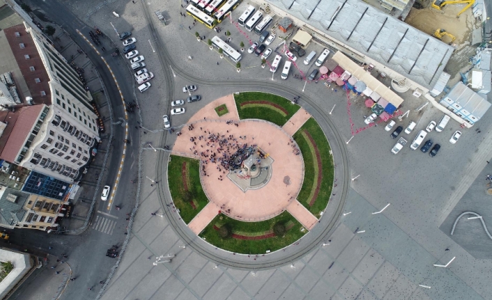 Sendikalar Taksim Meydanına çelenk bıraktı