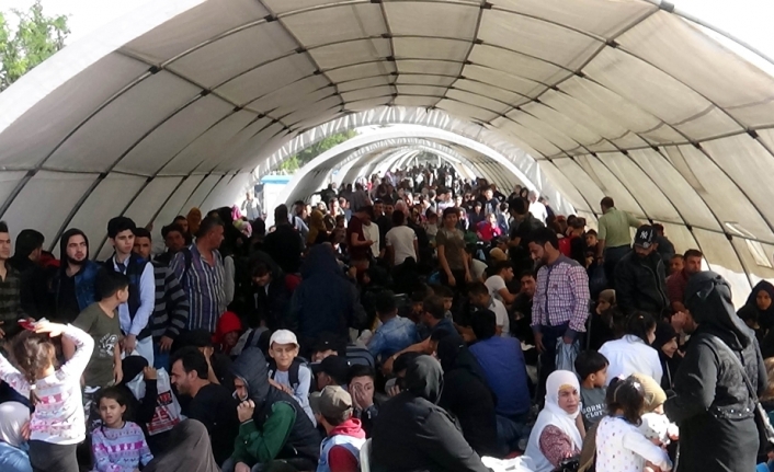 Sınırda Suriyelilerin Ramazan Bayramı yoğunluğu
