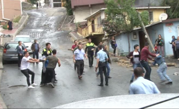 Sokağı savaş alanına çeviren şoföre mahalleli saldırdı