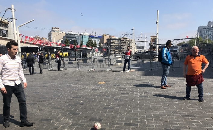 Taksim Meydanında esnaf top oynadı