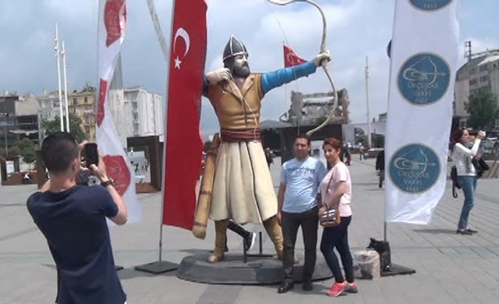 Taksim Meydanı’nda Okçu Heykelleri