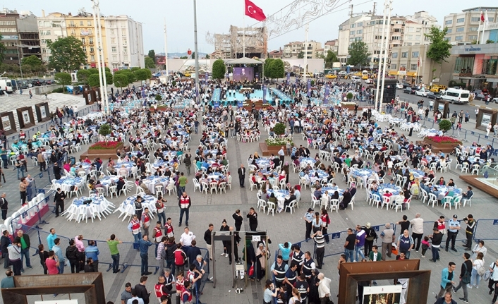 Taksim Meydanı’ndaki dev iftar havadan görüntülendi