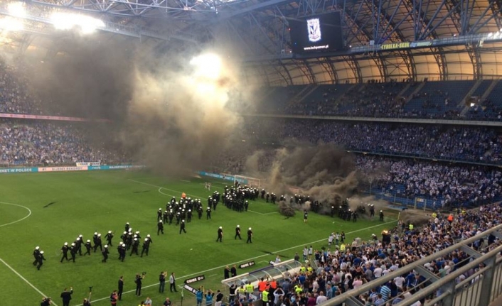 Taraftar sahaya indi, Legia Varşova şampiyon oldu