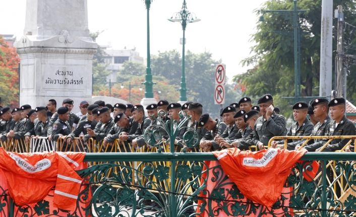 Tayland’da hükümet karşıtı yürüyüşe polis engeli
