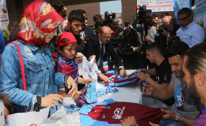 Trabzonsporlu oyuncular imza gününe katıldı
