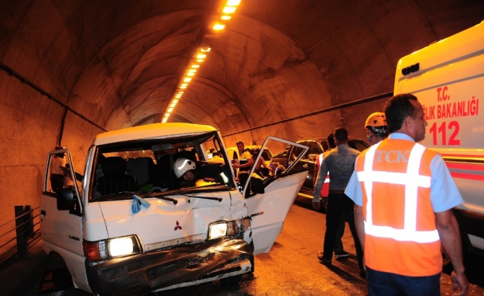 Tünelde feci kaza: Turistler ölümden döndü