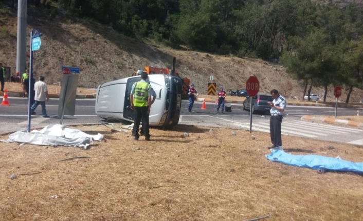 Turist minibüsü otomobille çarpıştı: 4 ölü, 2 yaralı