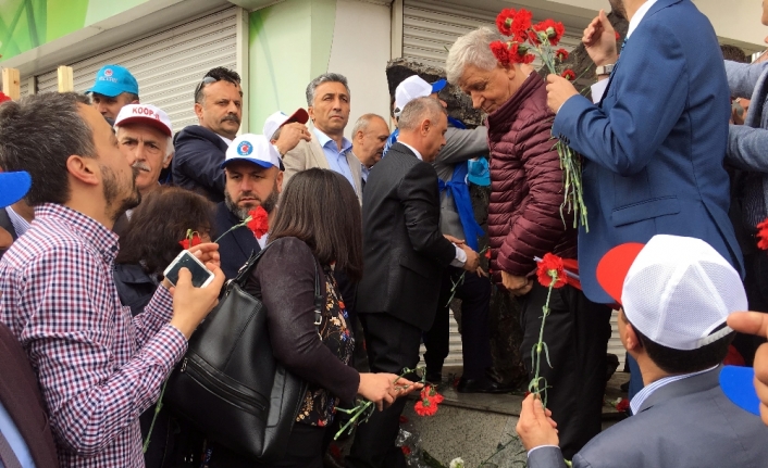 TÜRK-İŞ Cumhuriyet Anıtı’na karanfil bıraktı