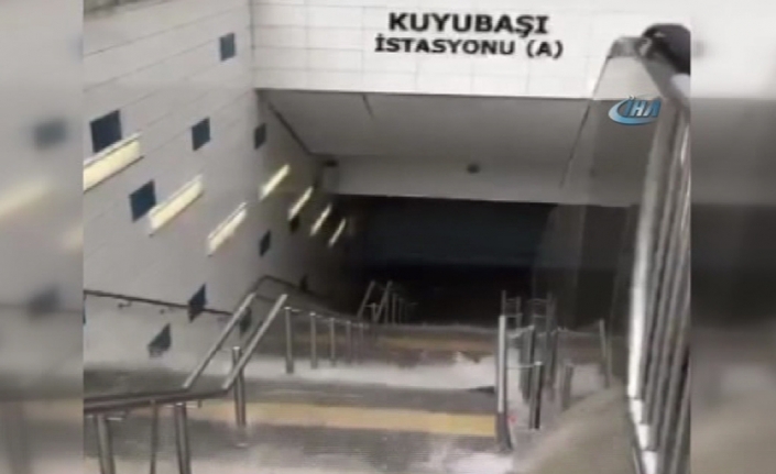 Yağış metro merdivenlerini şelaleye çevirdi