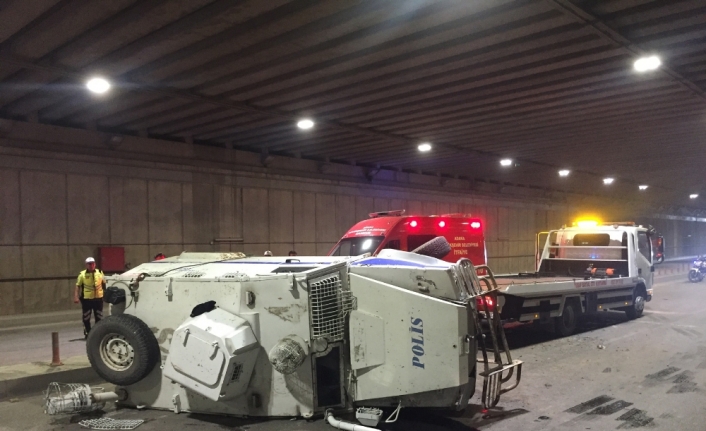 Zırhlı araç kamyonetle çarpıştı: 2 polis yaralı