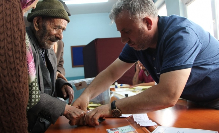 109 yaşındaki Ahmet dede oyunu kullandı