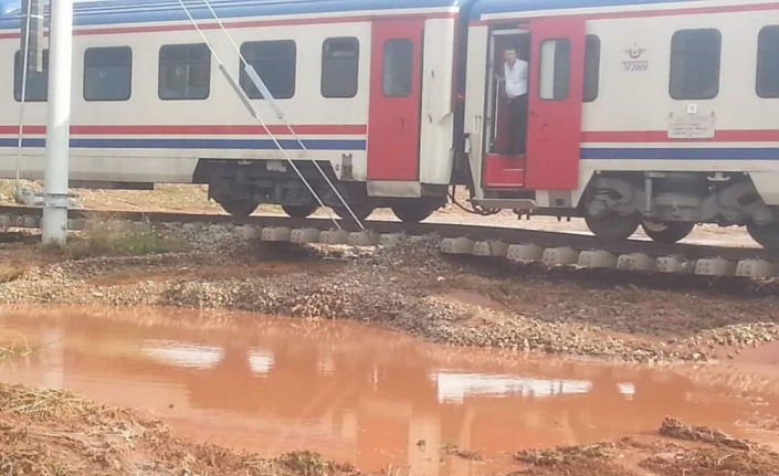 300 yolcuyu taşıyan tren yolda kaldı