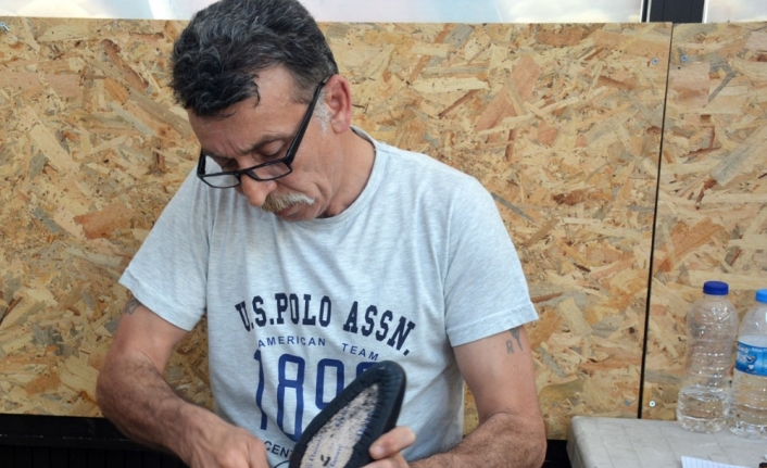 40 yıldır el işi ile ayakkabı yapıyor