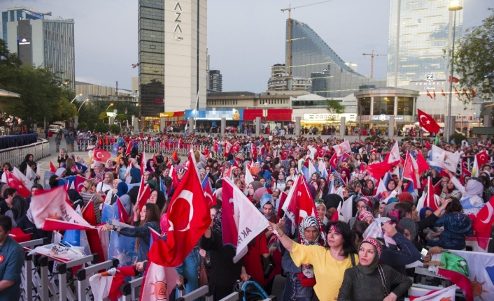 AK Parti Genel Merkezi önünde kutlama başladı