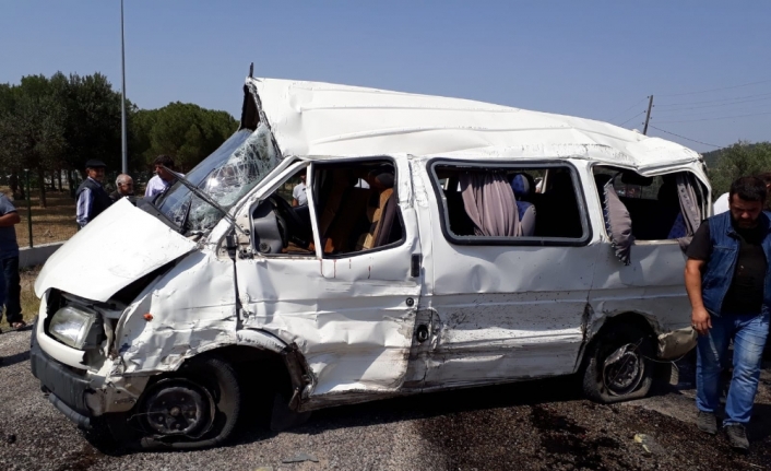 Akhisar’da feci kaza: 2 ölü, 8 yaralı