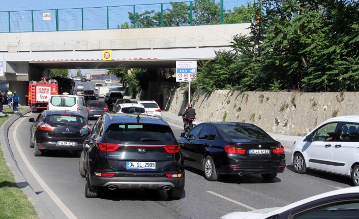 Altgeçide takılarak devrilen tır trafiği felç etti