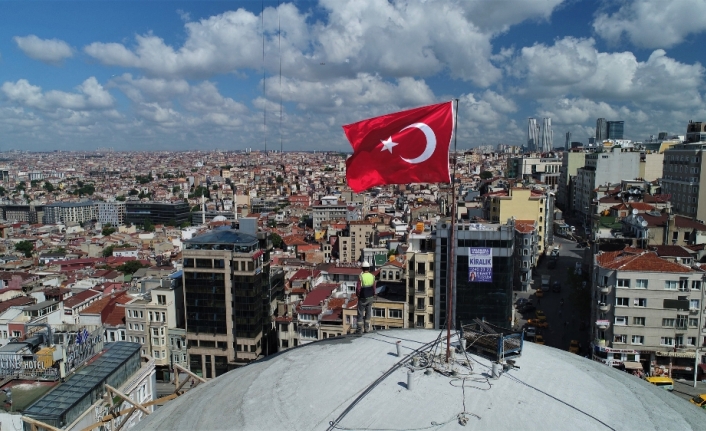 Ana kubbesi kapatılan Taksim Camii havadan görüntülendi