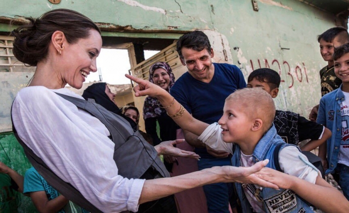 Angelina Jolie Irak’ta evsiz aileleri ziyaret etti