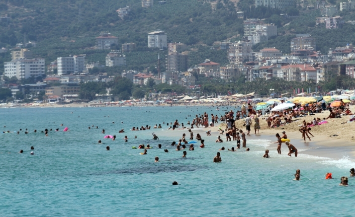 Antalya’ya denizden ve havadan turist yağdı