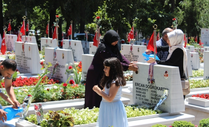 Arife günü şehitlikler doldu taştı