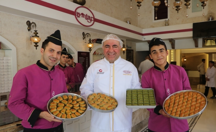 Baklavaya Antep fıstığı darbesi