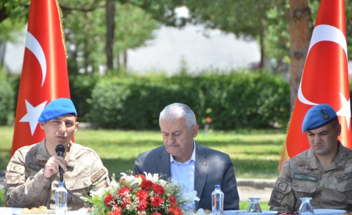 Başbakan Yıldırım Mehmetçikle kahvaltıda bir araya geldi